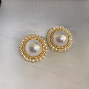 Σκουλαρίκια στρογγυλά μαργαριταρι με μαργαριταρακια και χρυσή λεπτομέρεια ατσάλι (1*19x1*19cm)