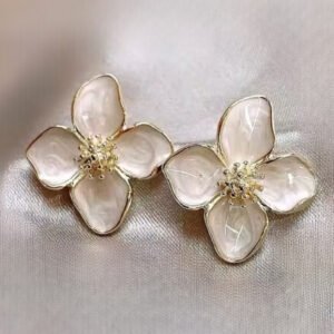Σκουλαρίκια λουλούδι λευκό με χρυσές λεπτομέρειες ατσάλι