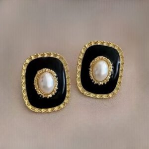 Σκουλαρίκια ορθογώνια μαύρα με μαργαριτάρια και χρυσές λεπτομέρειες ατσάλι